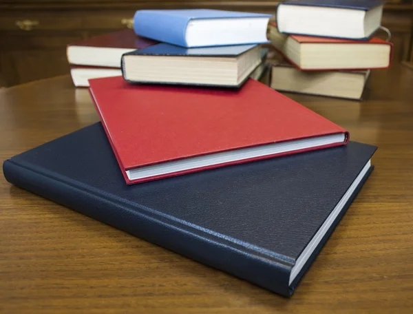 Many different sized colored and shaped books on wood table — Stock Photo, Image