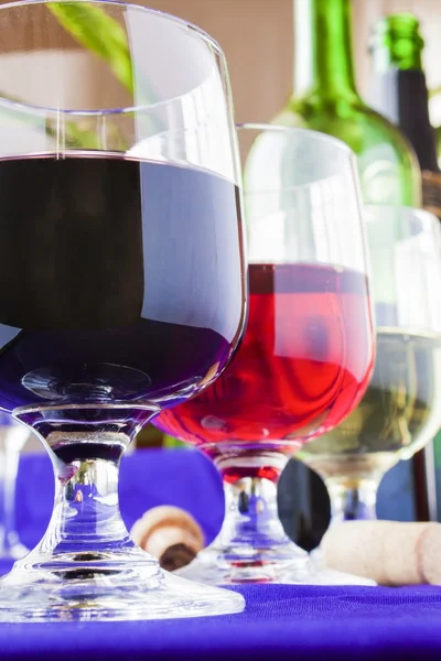 Vasos de diferentes vinos sobre toalla azul — Foto de Stock
