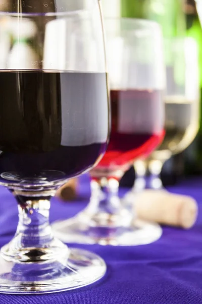 Vasos de diferentes vinos sobre toalla azul — Foto de Stock