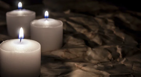 深色纸背景，宗教概念上的白蜡烛 — 图库照片