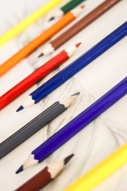 Kalem rengi el ile çizmek