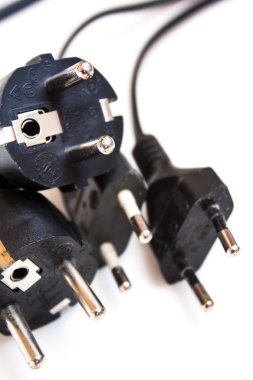 beyaz zemin üzerinde güç kablosu