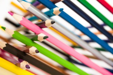 Beyaz arka plan üzerinde renkli kalem