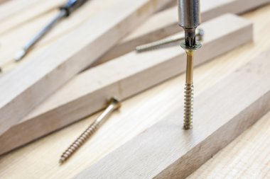 vida ve tornavida inşaat ahşap plakalar arka plan