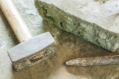 duvarcı araçları (keski, çekiç ve blok), inşaat arka