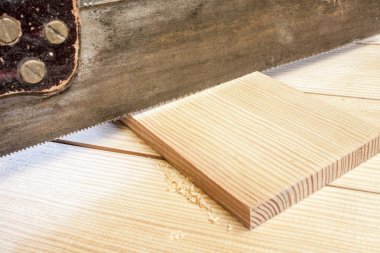 marangoz kesme çam ahşap tahta el ile gördüm