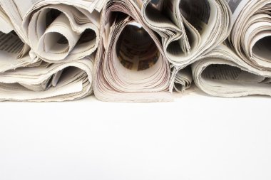 Beyaz arka plan, sığ derinlik-in tarla içinde çeşitli Gazeteler