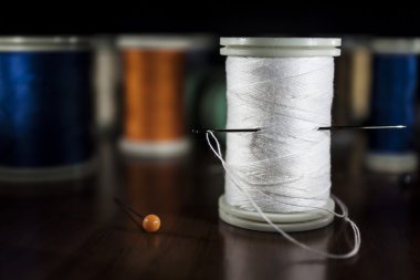 birçok farklı şekilli ve renkli iplik makaraları ahşap masa üzerinde boy