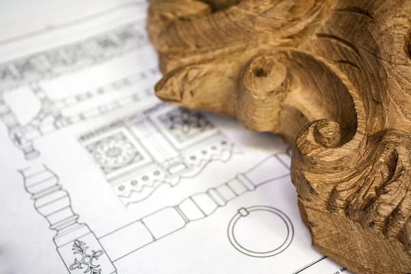 Escultura em madeira com ferramentas de trabalho e desenho técnico, isolado — Fotografia de Stock