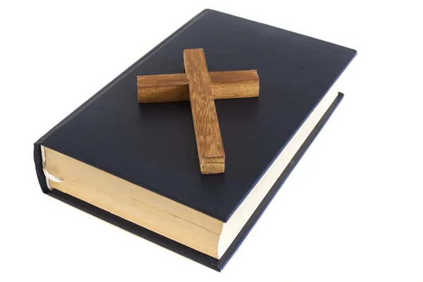 Cruz de madera y Biblia azul aisladas en blanco —  Fotos de Stock