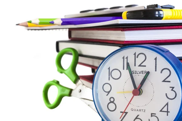 Skolan sammansättning, klocka, färg pennor sax och böcker, isolerad på vit — Stockfoto