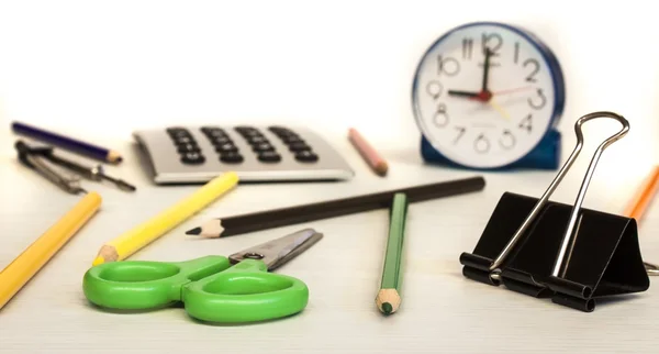 Skład szkoły, zegar, ołówki, kalkulator, środek urządzenia i nożyczki — Zdjęcie stockowe