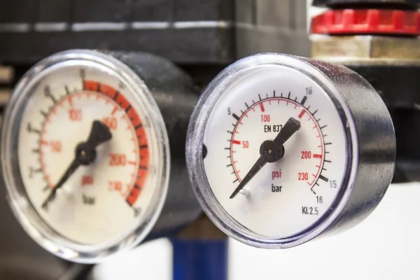 Промышленный барометр в голубых воздушных компрессорах, белый фон — стоковое фото