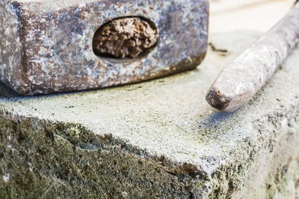 Kőműves szerszámok (vésővel, kalapáccsal és blokk), építőipari háttérrel — Stock Fotó