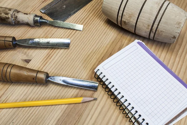 纸张、 凿子和锤子木桌背景上的细木工工具 — 图库照片