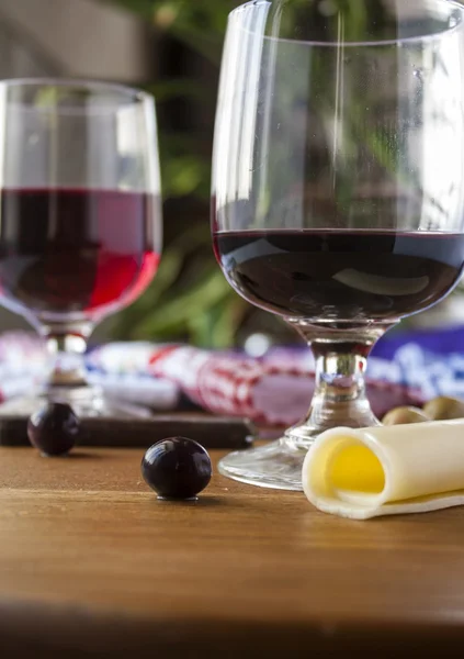 Wine cheese and olives on wood table — Stock Photo, Image