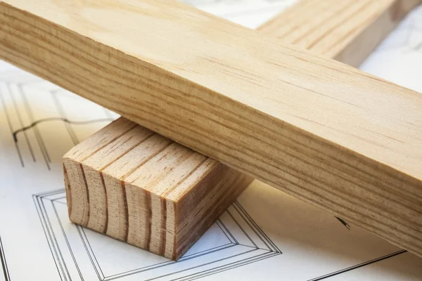 Tablones de madera de pino sobre fondo de construcción de mesa de madera — Foto de Stock