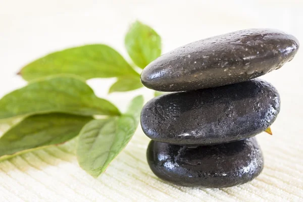 Stones with towel and leaf — Stock Photo, Image