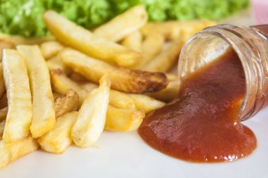 patates kızartması ve ketçap mutfak masasında