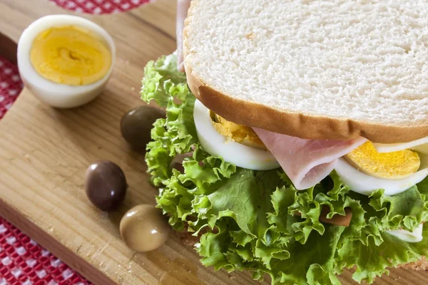 Sandwich met verse groenten, olijven en eieren — Stockfoto