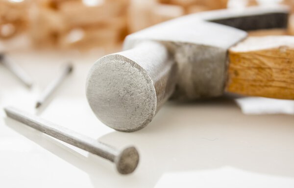 Молоток и гвозди
