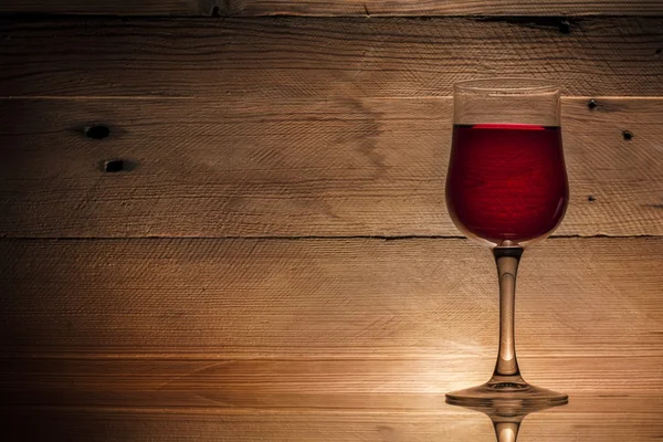 Склянка червоного вина з пляшковим дерев'яним фоном — стокове фото