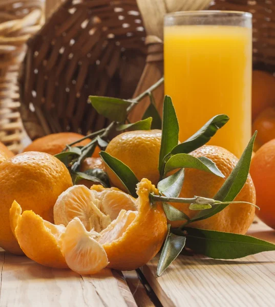 Tangerine korg och juice — Stockfoto