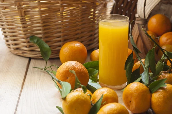 Tangerine korg och juice — Stockfoto