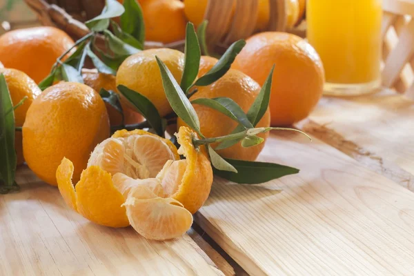 Mandarinenkorb und Saft — Stockfoto