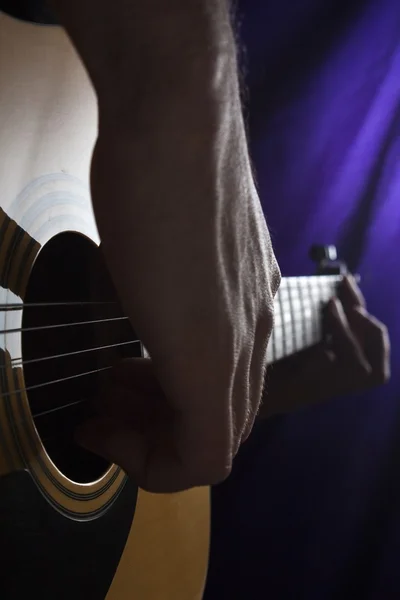 Tocar guitarra — Fotografia de Stock