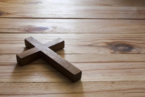 Cruz sobre mesa de madeira — Fotografia de Stock