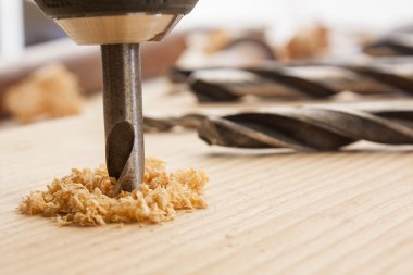 ahşap masa testere tozu ile delinmiş deliğe