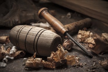 ahşap masa arka planda marangoz araçları