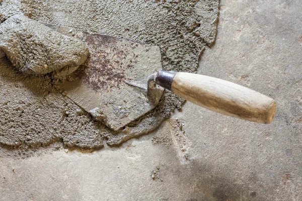 Espátula com concreto molhado — Fotografia de Stock