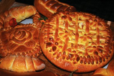 Turta hamuru yapılan çiçeklerle dekore edilmiştir.