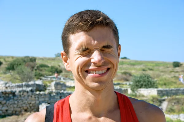 Man squinting in the bright sun — Stock Photo, Image