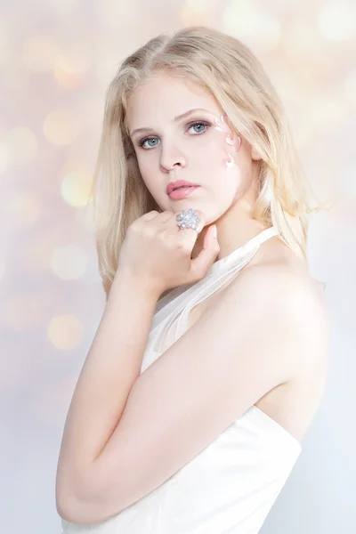 Beautiful blonde girl with jewelry — Stock Photo, Image