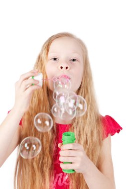 sabun köpüğü üfleme komik küçük kızın resmi