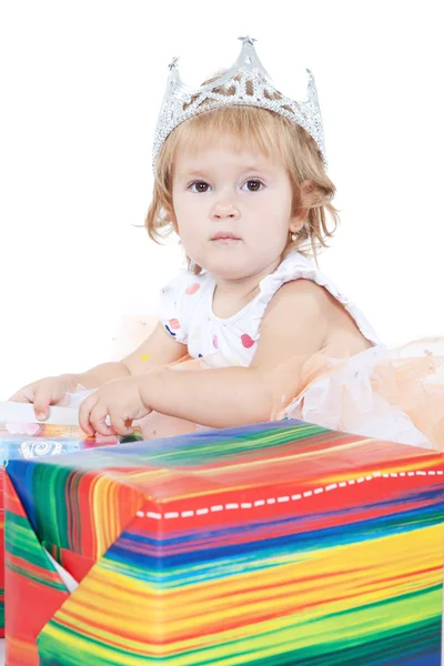 Foto de hermosa niña con caja de regalo — Foto de Stock