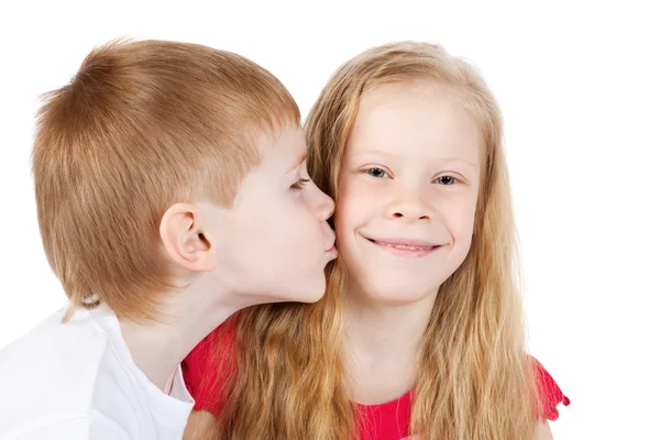 Kleine jongen mooie meisje kussen — Stockfoto