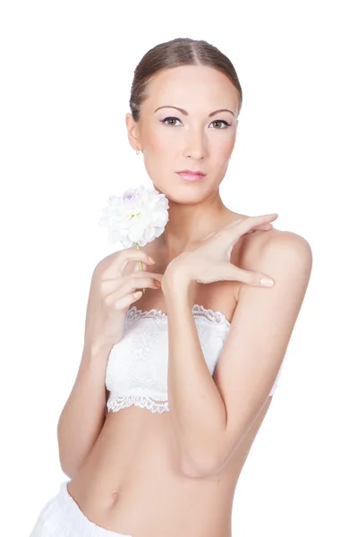 Jovem bela mulher segurando flor em suas mãos — Fotografia de Stock