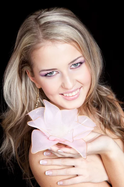 Όμορφη ξανθιά κοπέλα με μεγάλο ροζ λουλούδι στα χέρια — Φωτογραφία Αρχείου