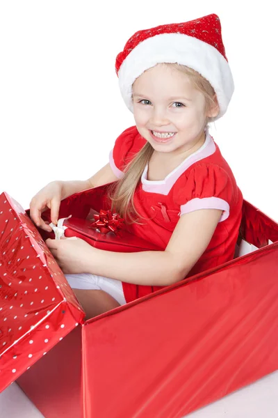 Niña sentada en una gran caja de regalo de Navidad sobre blanco — Foto de Stock