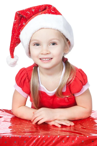 Menina bonita em santa chapéu auxiliar com presente no branco — Fotografia de Stock