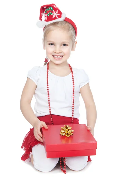 Menina bonita em santa chapéu auxiliar com presente vermelho no branco — Fotografia de Stock