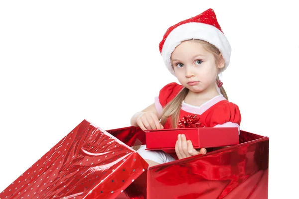 Meisje, zittend in een grote kerst aanwezig vak over Wit — Stockfoto
