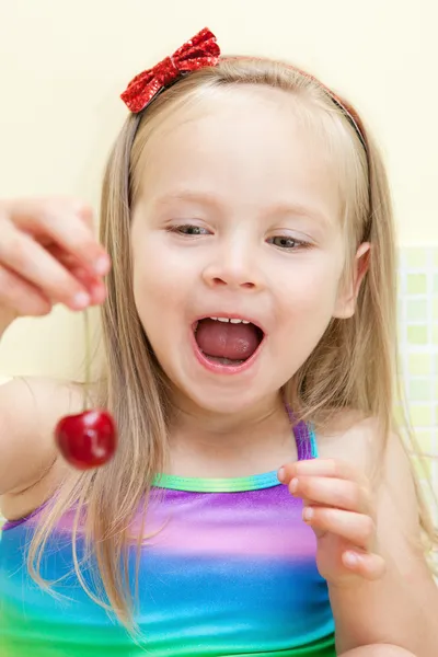 Klein meisje eten cherry — Stockfoto