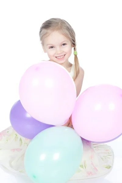 Piccola ragazza bionda con palloncini in studio — Foto Stock
