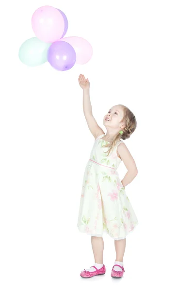 スタジオで風船を持つ小さな金髪の少女 — ストック写真