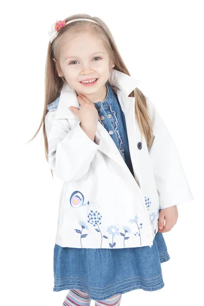 Immagine di bambina felice in un impermeabile bianco su bianco — Foto Stock
